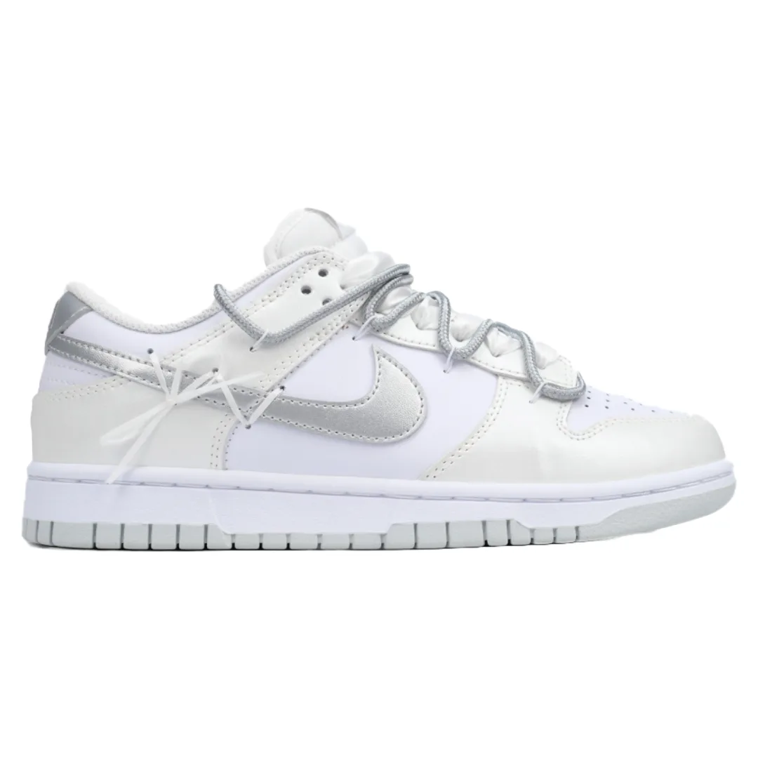 sb-dunk-low-metallic-silver-1.webp SB Dunk Low Metallic Silver - Afbeelding 1