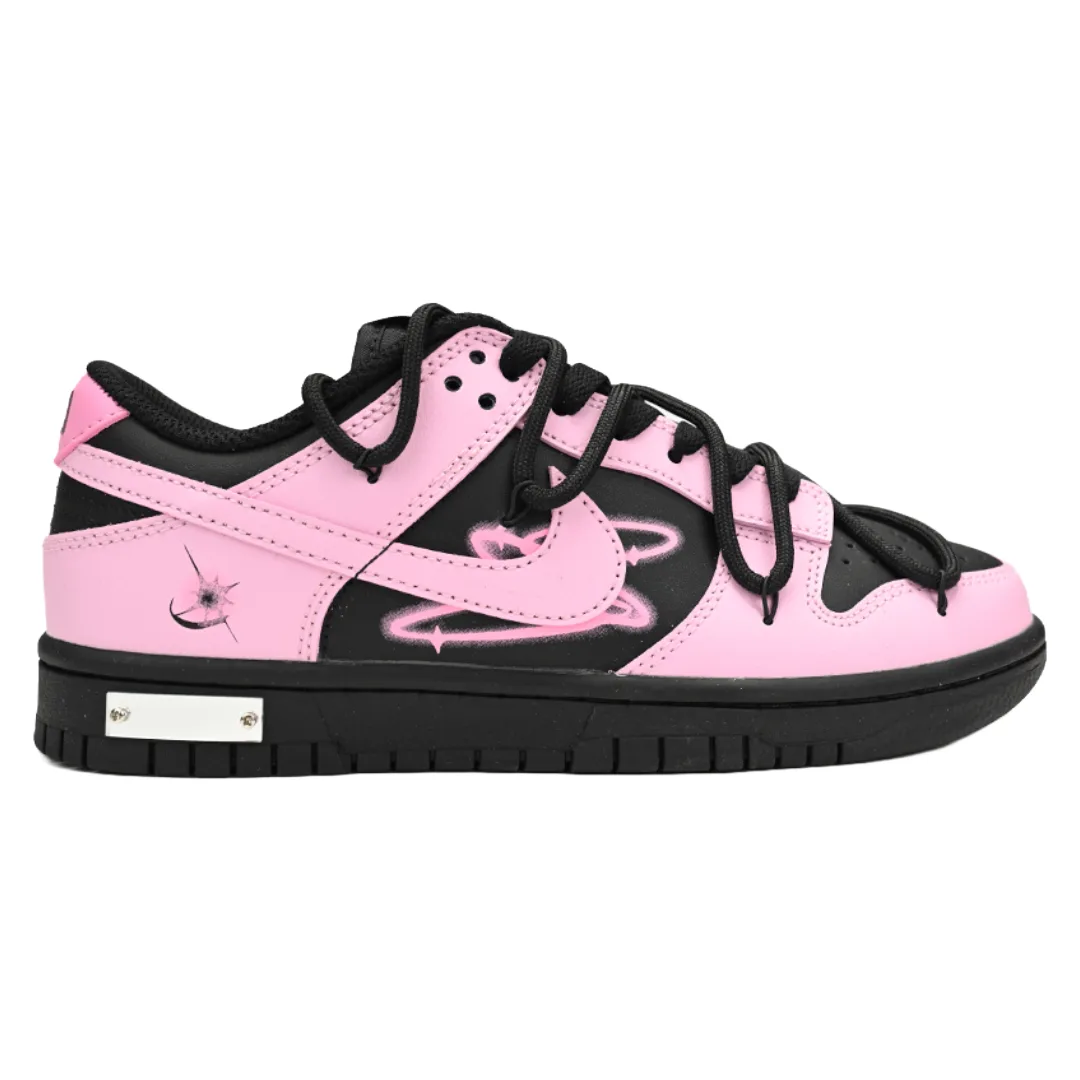 sb-dunk-low-pink-and-black-46942-1.webp SB Dunk Low Pink And Black - Afbeelding 1